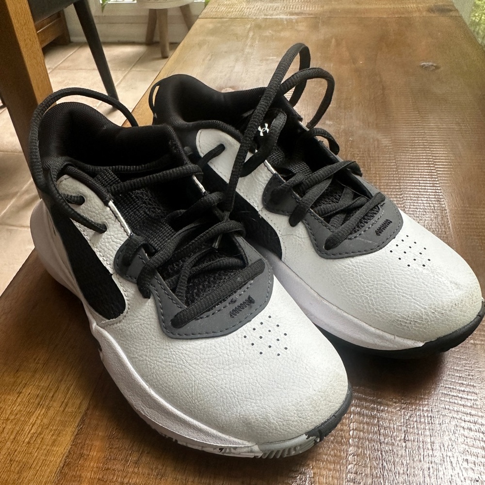 Gently used Under Armour boys basketball shoes sz 2.5Y